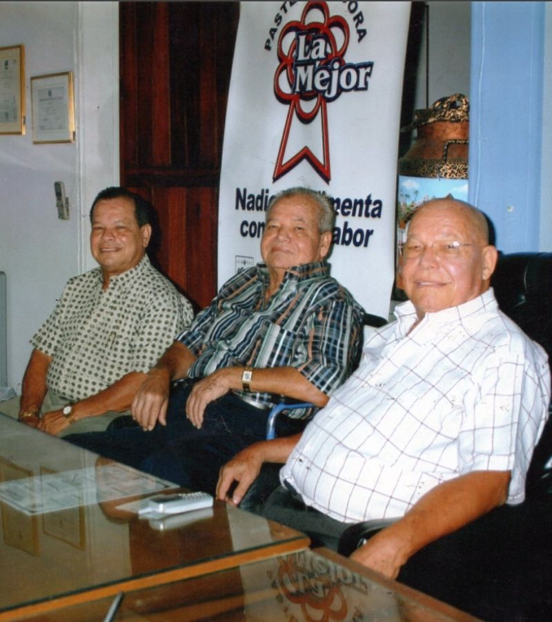 Familia campesina productora de leche del nororiente colombiano